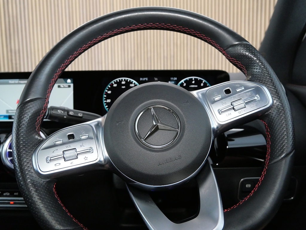 Mercedes-Benz GLA Class 180 Amg Line Premium 2022 White #33