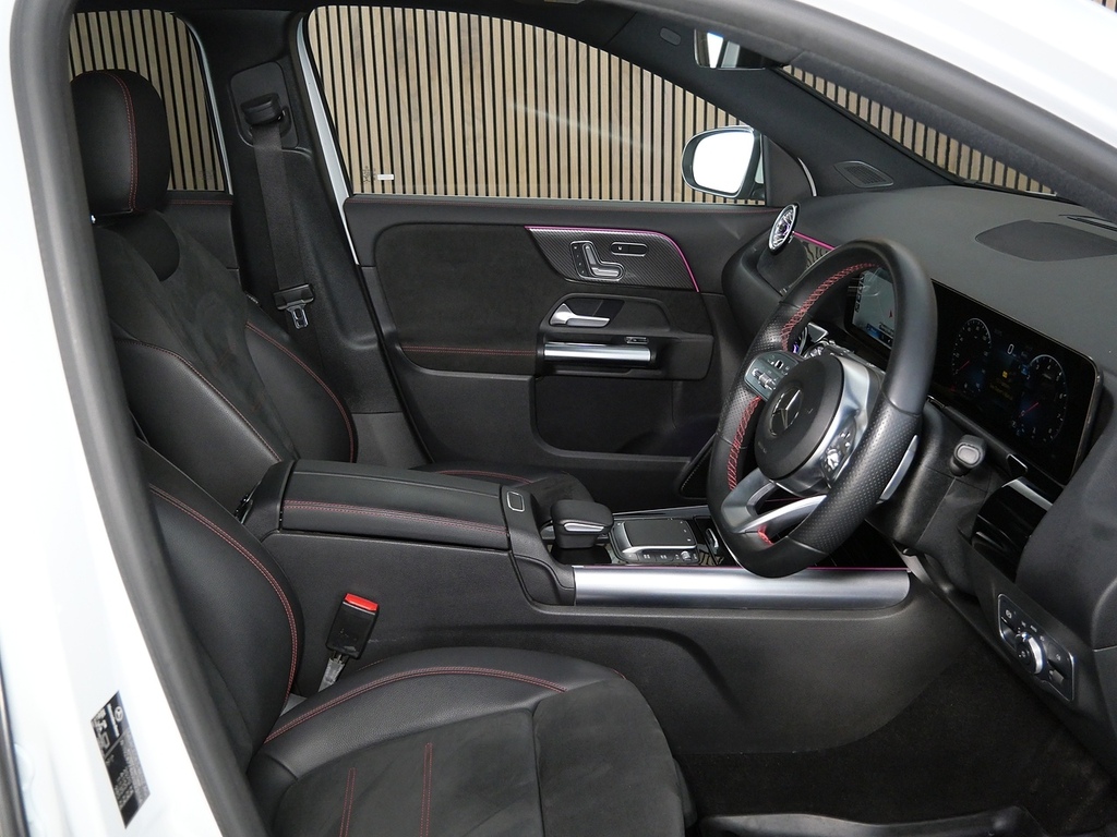 Mercedes-Benz GLA Class 180 Amg Line Premium 2022 White #28