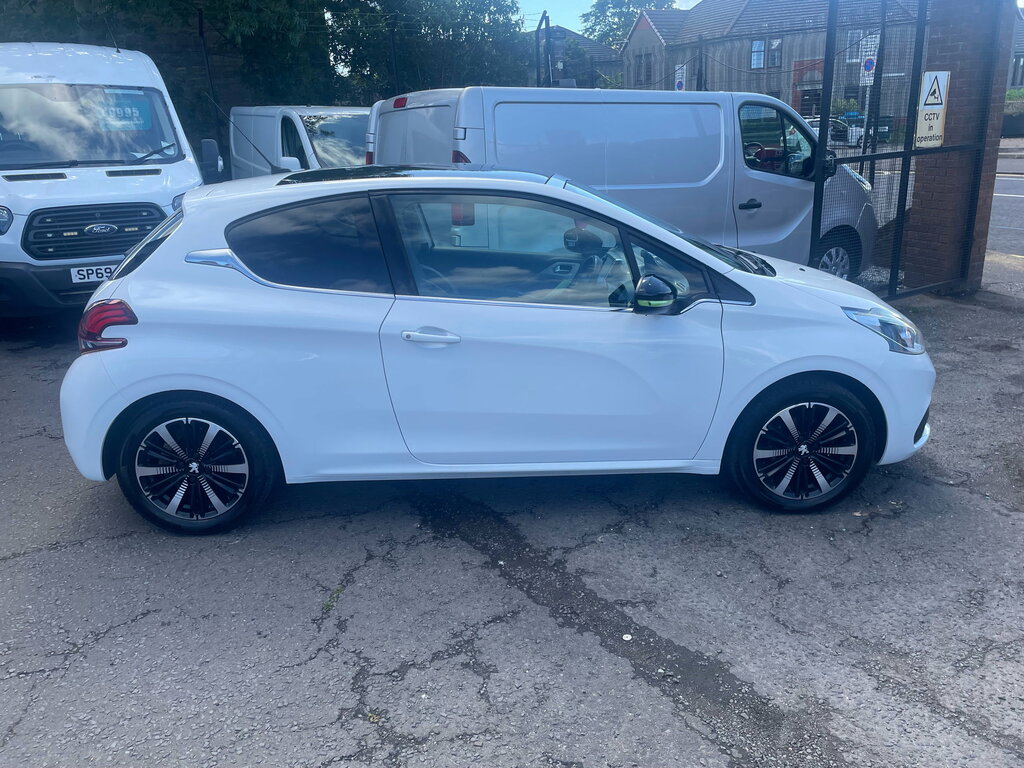 Peugeot 208 1.2 Puretech Allure Hatchback Eu White #3