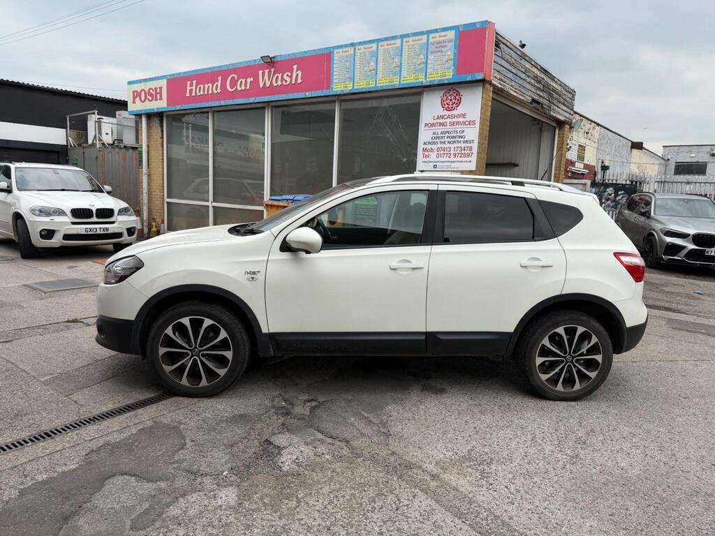 Nissan Qashqai Hatchback Red #4