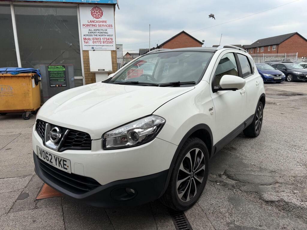 Nissan Qashqai Hatchback Red #3