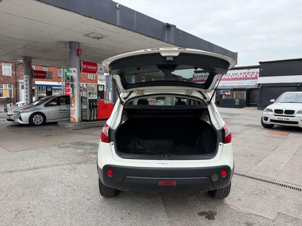 Nissan Qashqai Hatchback Red #9