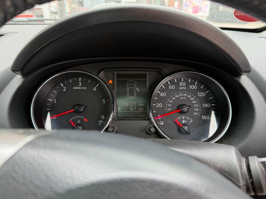 Nissan Qashqai Hatchback Red #11