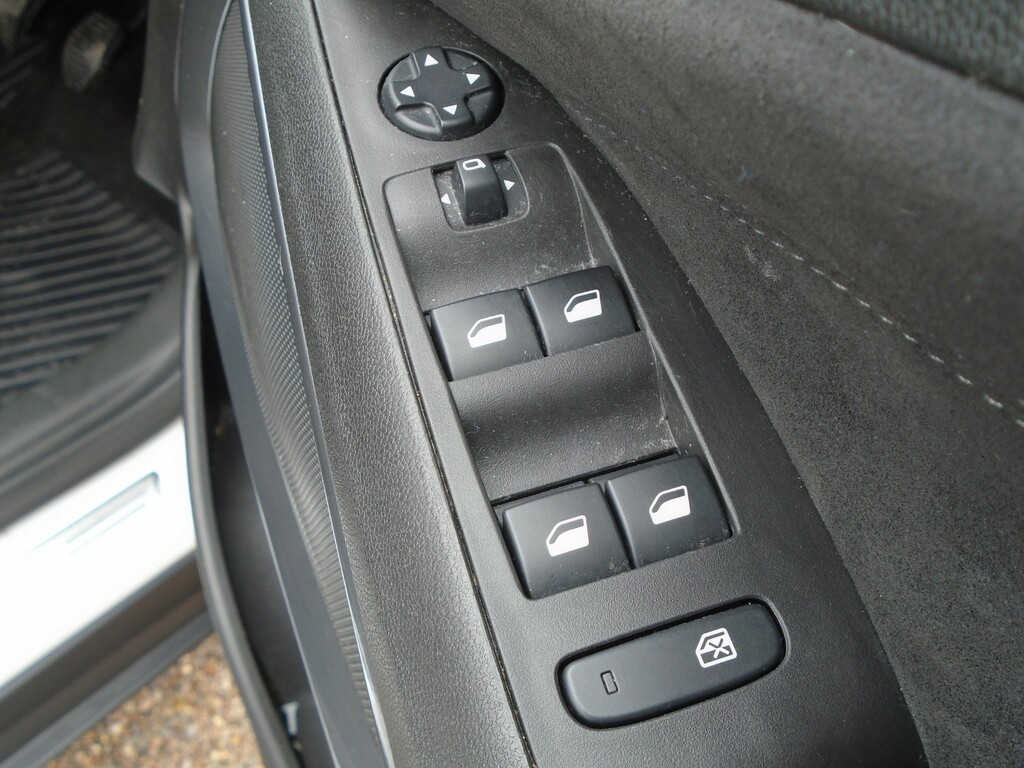 Vauxhall Crossland Ultimate Black #31