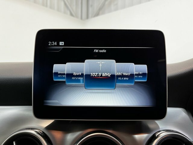 Mercedes-Benz GLA Class Gla 180 Urban Edition #32