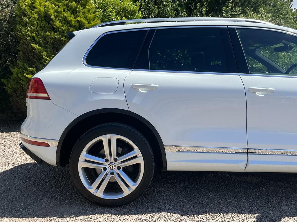 Volkswagen Touareg R-line Plus White #4