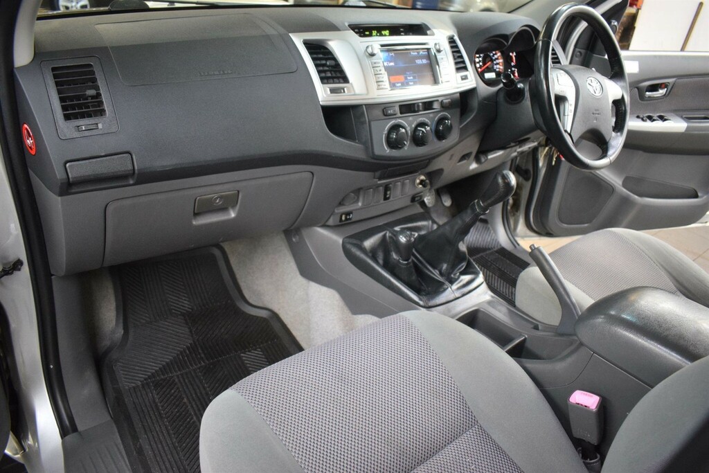 Toyota HILUX 2.5 D-4d Hl3 Pickup Double Cab 4 Silver #3
