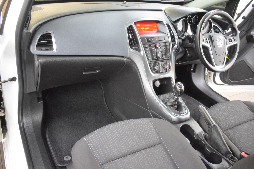 Vauxhall Astra GTC 1.4T Limited Edition Euro 5 Ss White #3