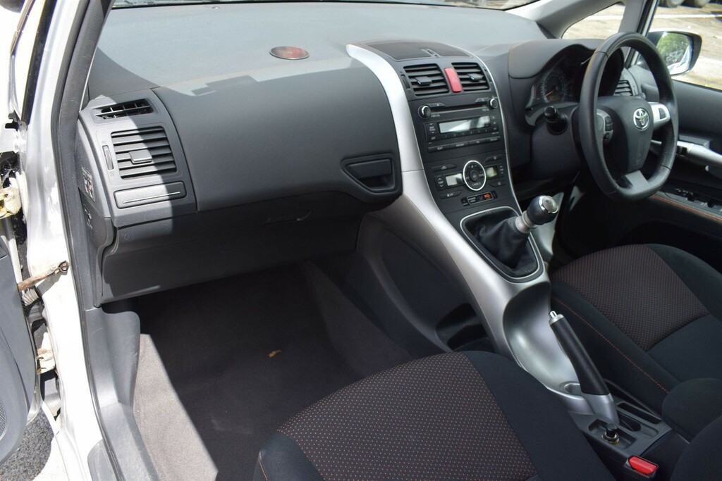 Toyota Auris Hatchback 1.33 Black #18