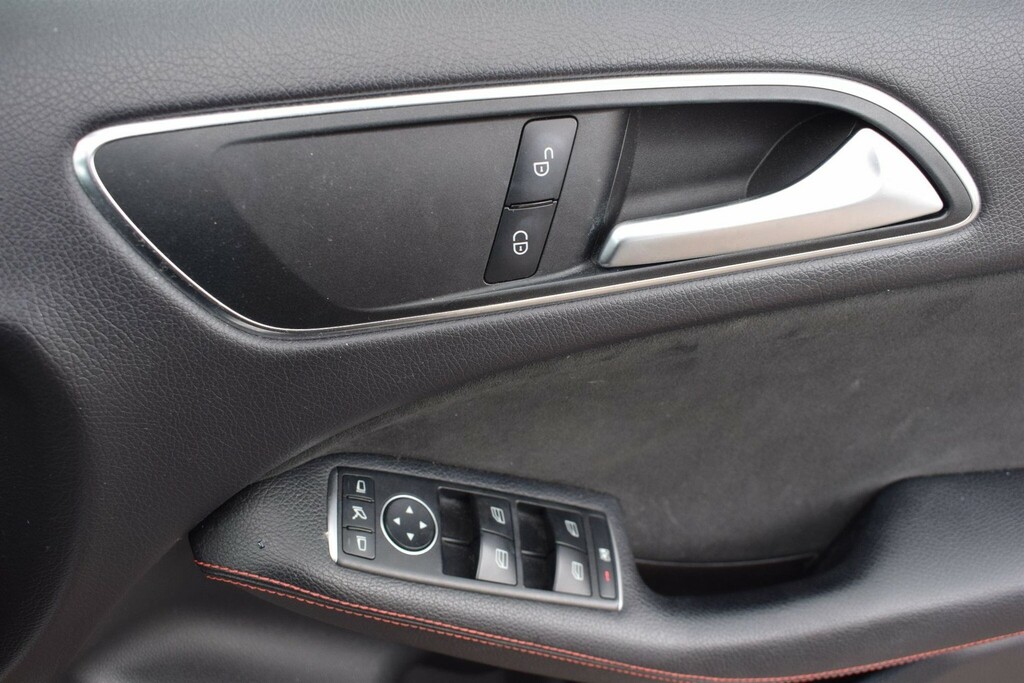 Mercedes-Benz B Class Hatchback Black #26