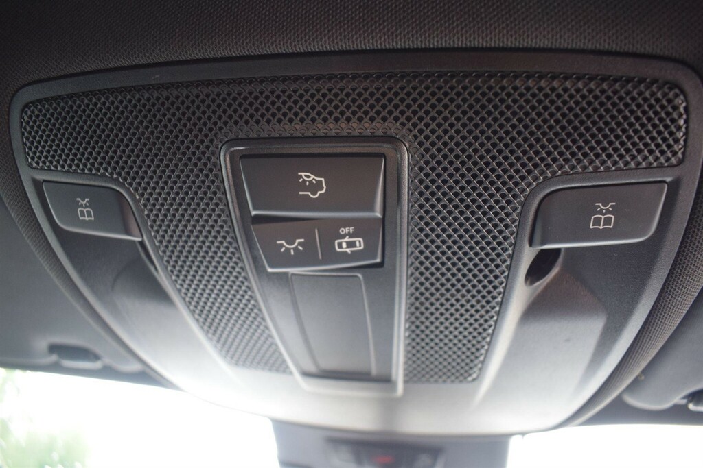 Mercedes-Benz B Class Hatchback Black #36