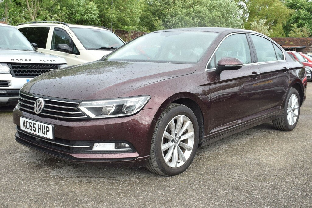 Volkswagen Passat Saloon Red #6