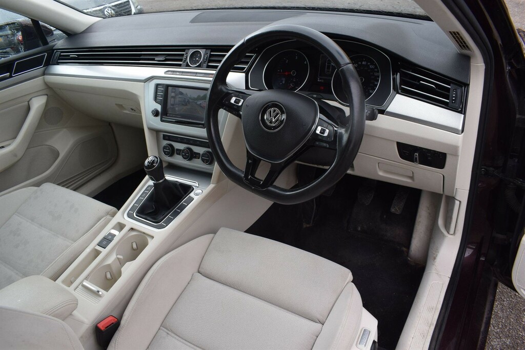 Volkswagen Passat Saloon Red #3