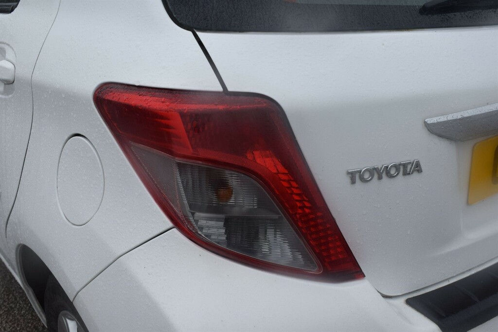 Toyota Yaris Hatchback White #15