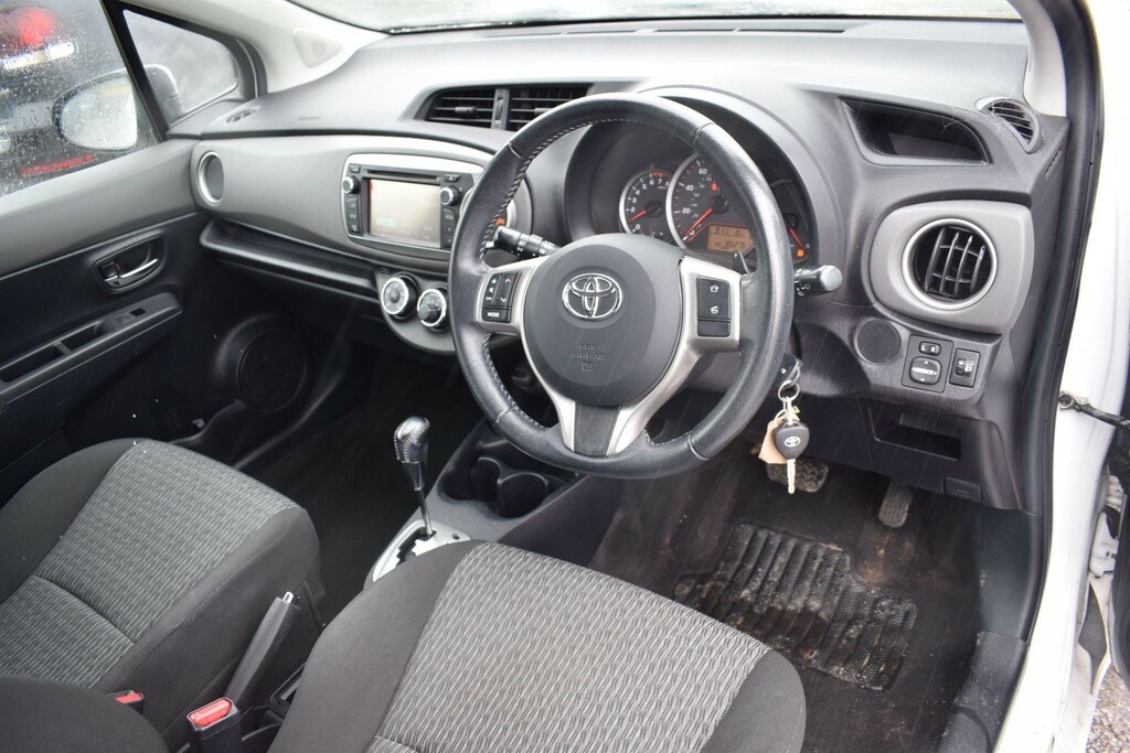 Toyota Yaris Hatchback White #3