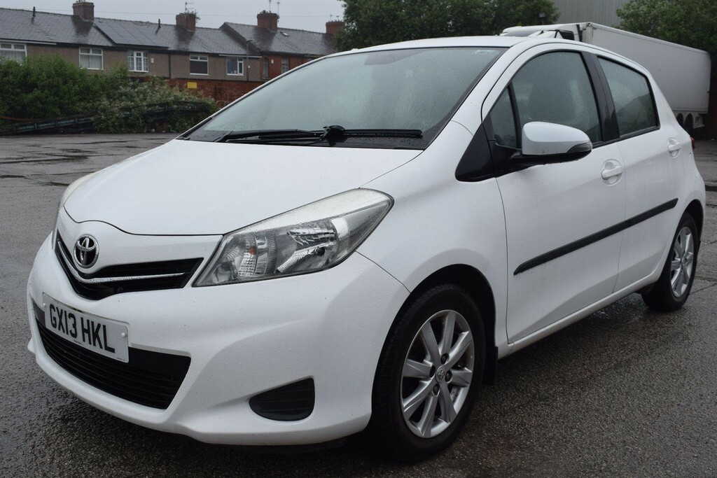 Toyota Yaris Hatchback White #10