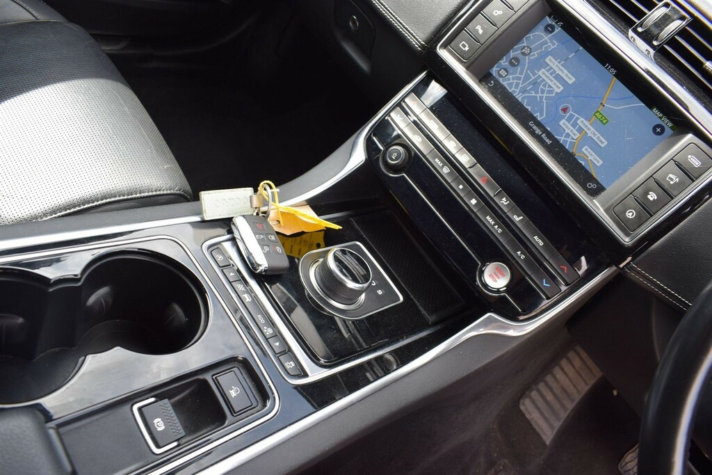 Jaguar XE 2.0D 240 R-sport Awd Black #21