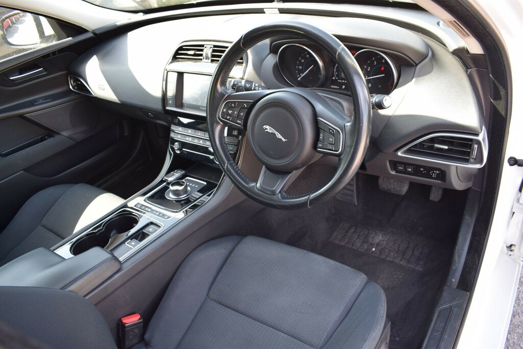 Jaguar XE 2.0 Gtdi Se Euro 6 Ss White #3
