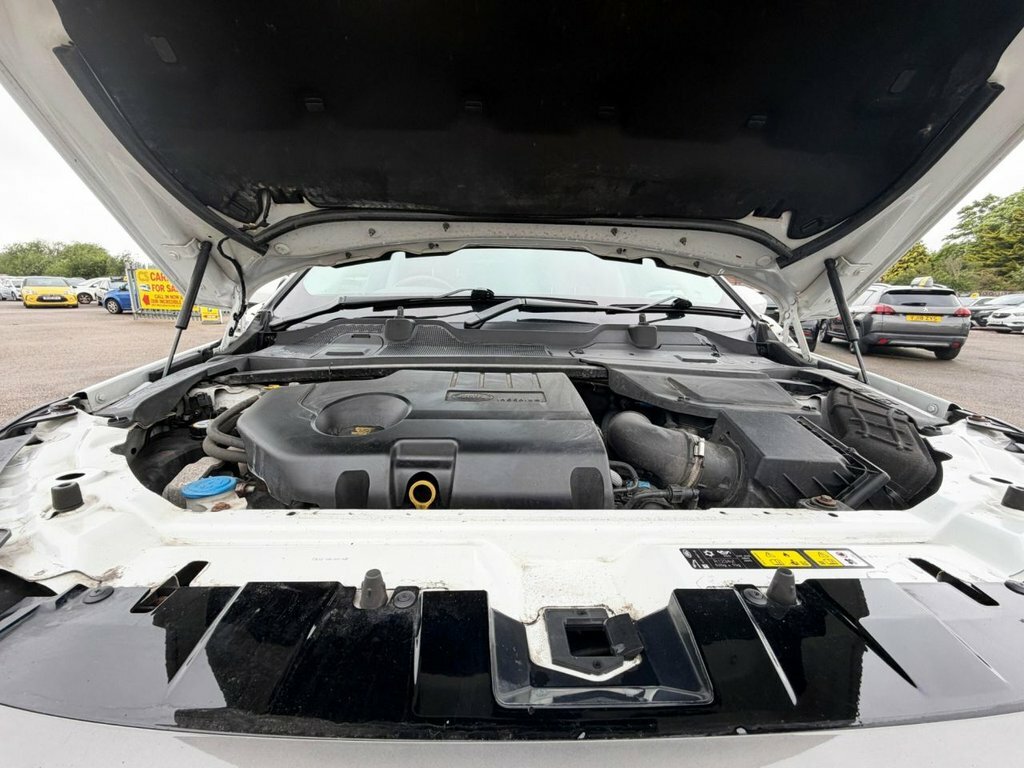 Land Rover Discovery Sport 2L Se Tech White #4