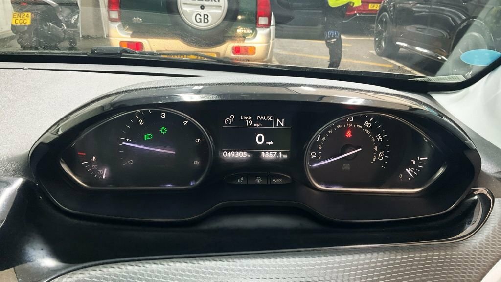 Peugeot 2008 Bluehdi Active White #8
