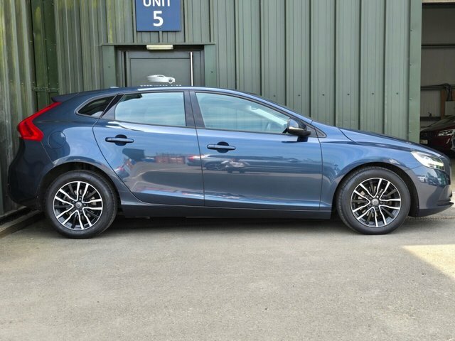 Volvo V40 2.0 D2 Momentum Hatchback Euro 6 Blue #3