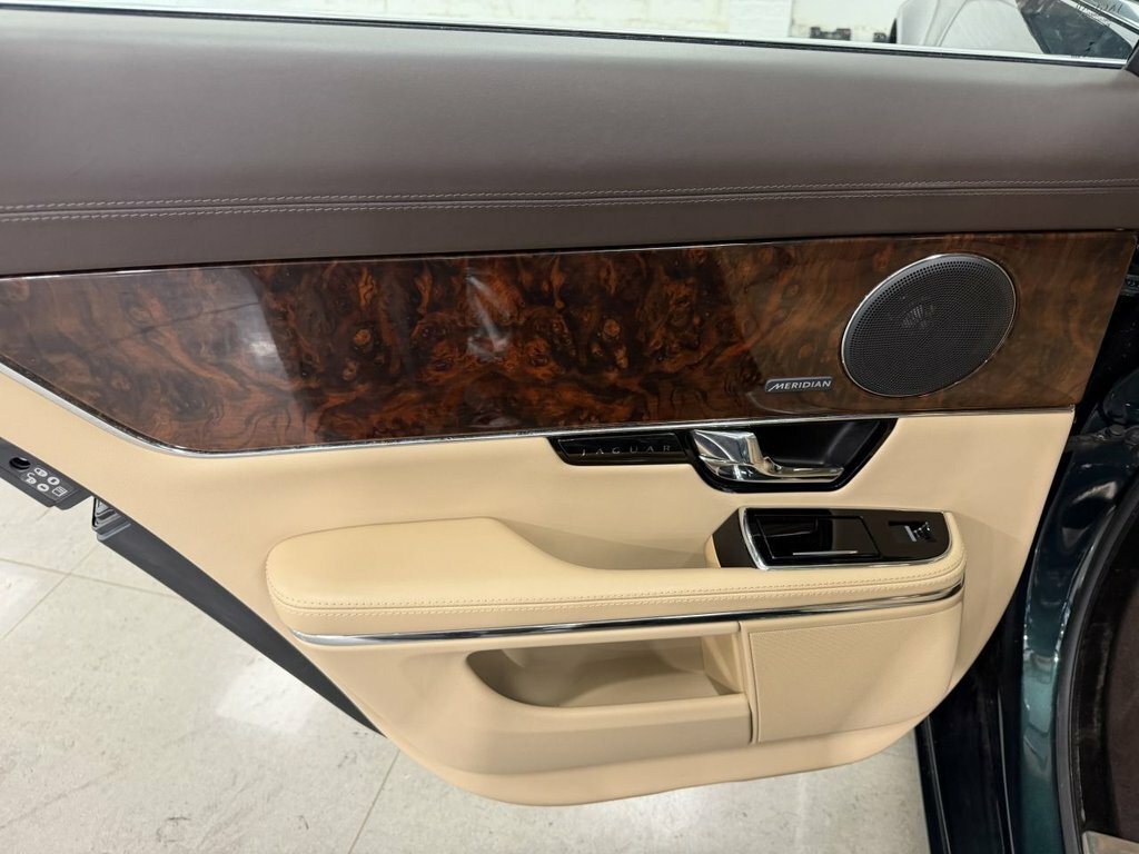 Jaguar XJ Series 3.0 V D V6 Portfolio White #37