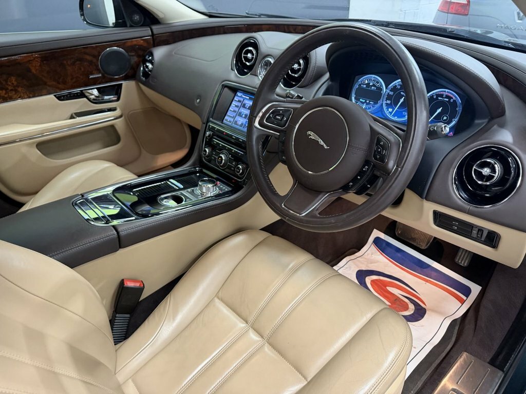Jaguar XJ Series 3.0 V D V6 Portfolio White #14