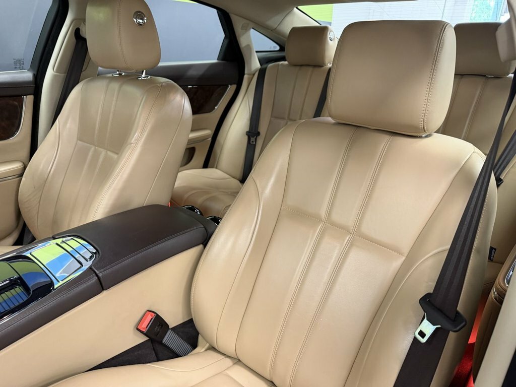 Jaguar XJ Series 3.0 V D V6 Portfolio White #32