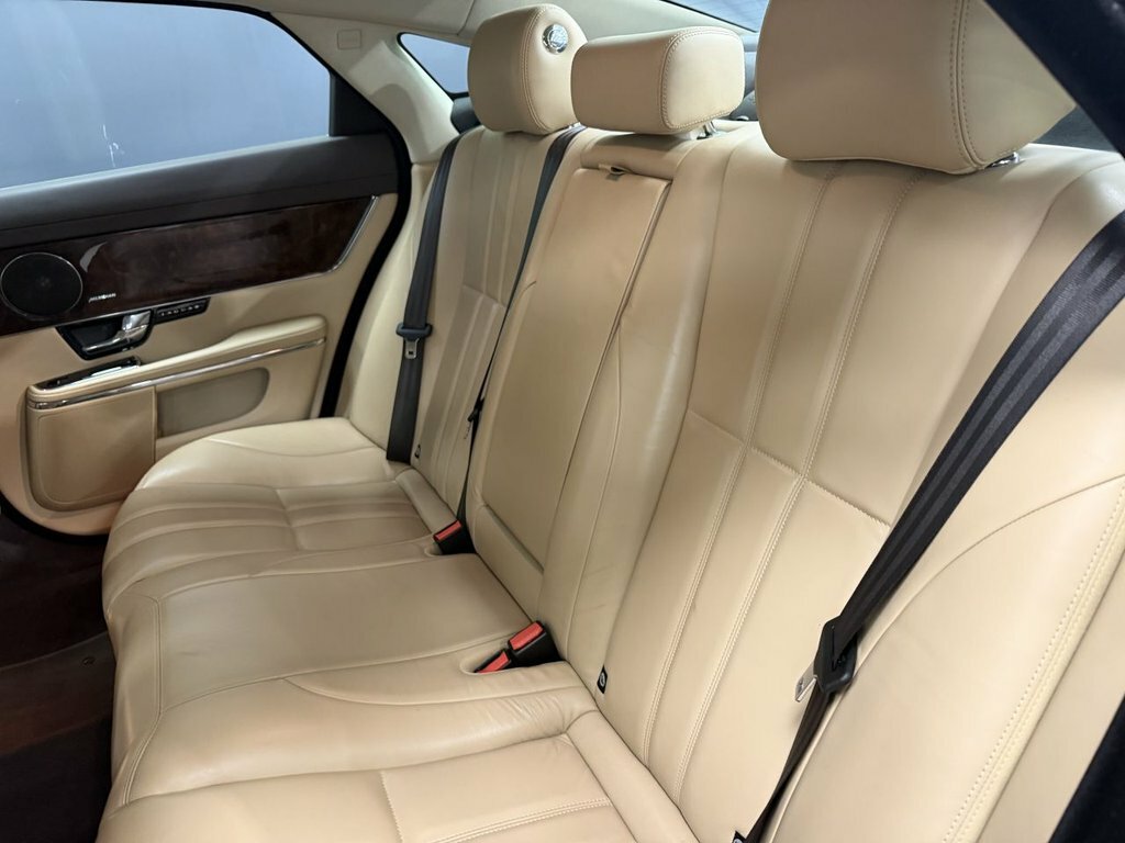 Jaguar XJ Series 3.0 V D V6 Portfolio White #36