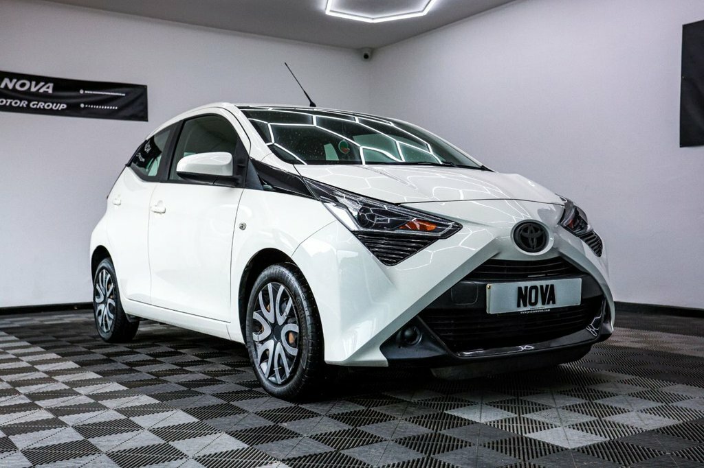 Toyota Aygo 1L X-play HT19LRX White #3