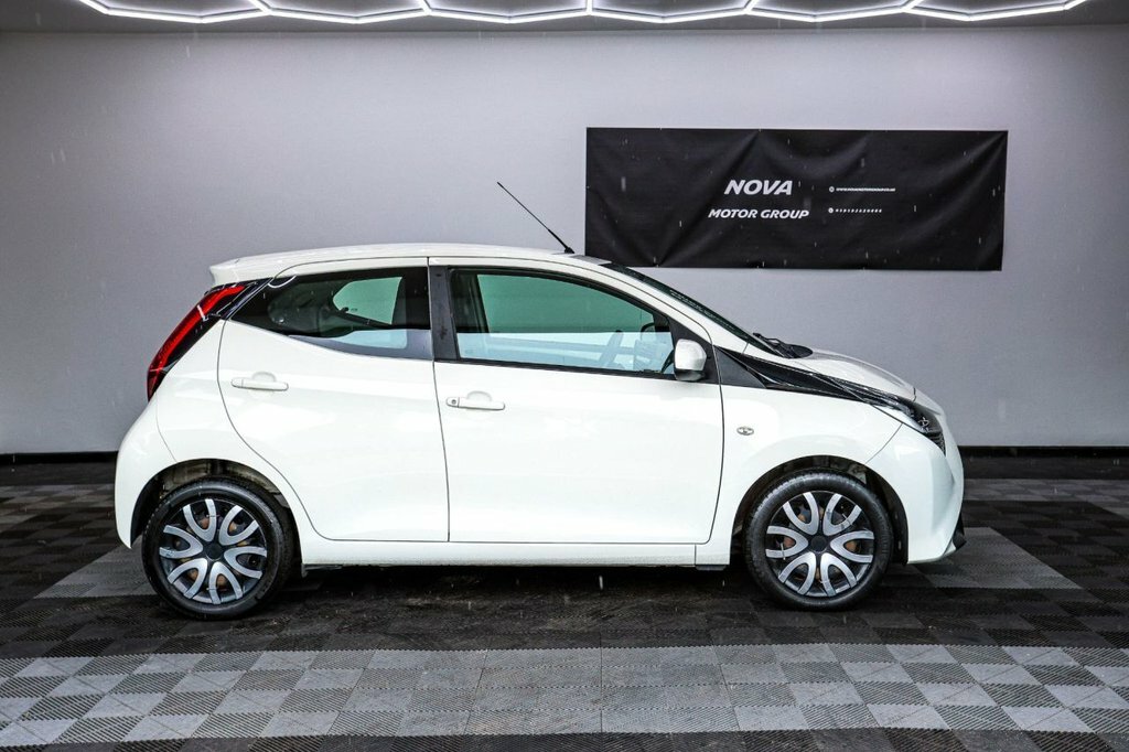 Toyota Aygo 1L X-play HT19LRX White #5