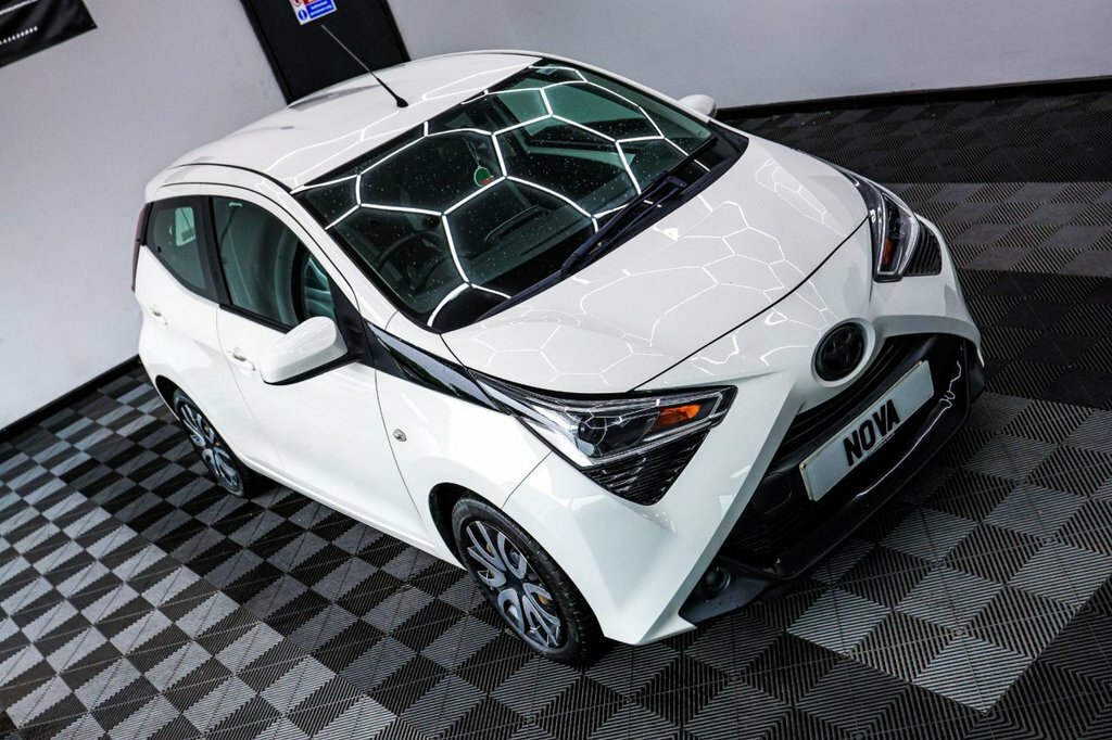Toyota Aygo 1L X-play HT19LRX White #4