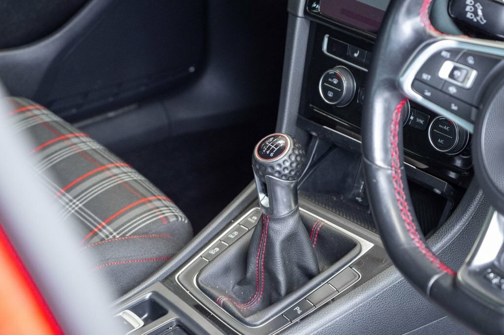 Volkswagen Golf 2L Gti Performance DG19DZP Red #3