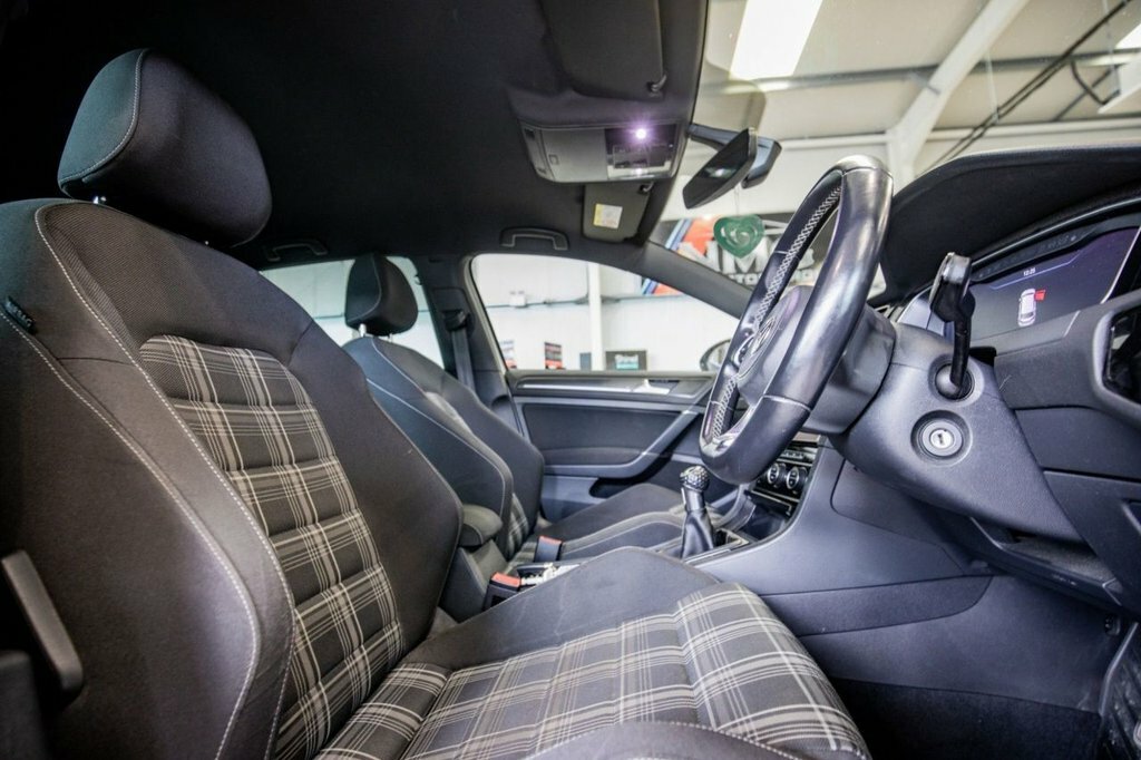 Volkswagen Golf 2L Gtd MW67UJR White #3