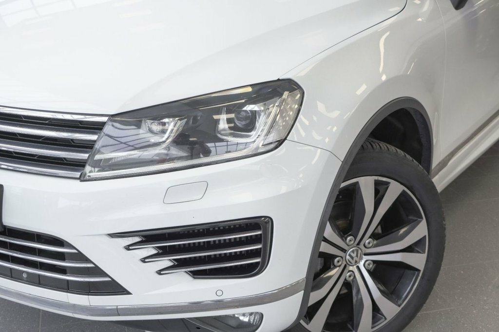 Volkswagen Touareg 3L R-line MH15CZK White #5