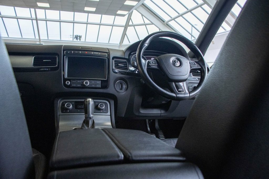 Volkswagen Touareg 3L R-line MH15CZK White #2