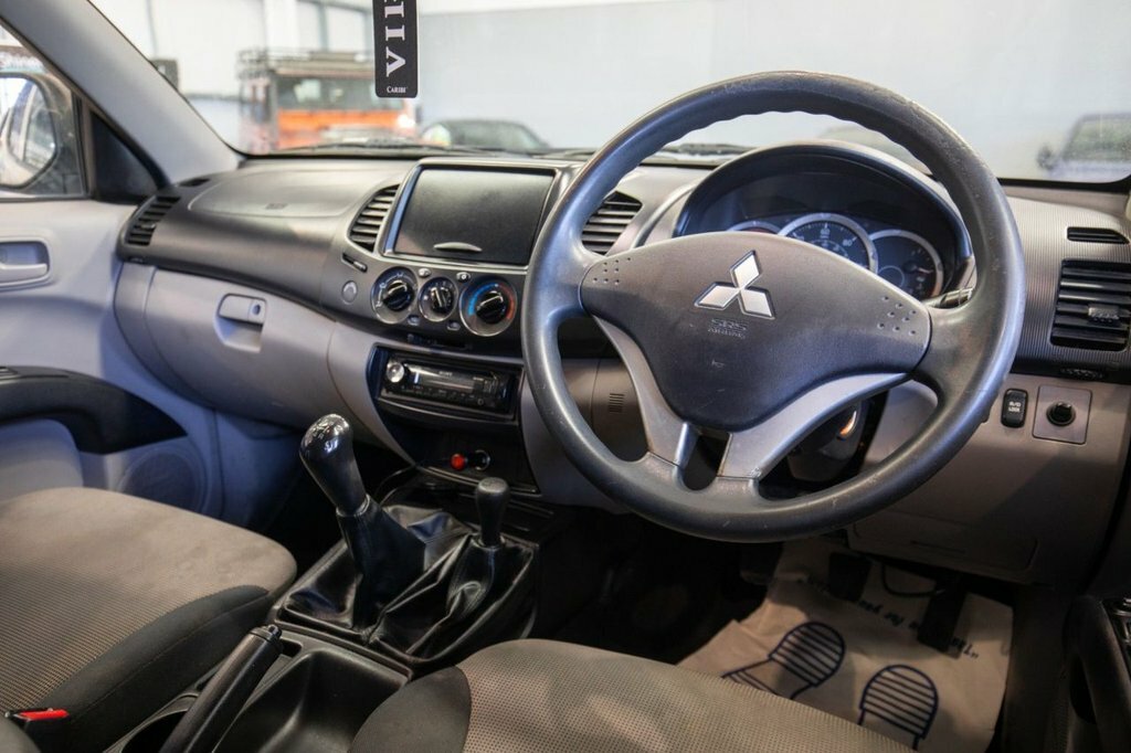 Mitsubishi L200 2.5L 4Life DV12ZDA White #2