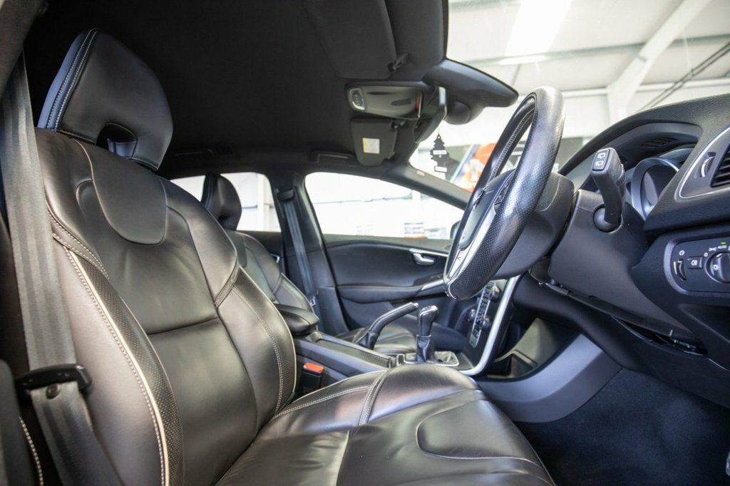 Volvo V40 2L R-design Edition Black #3