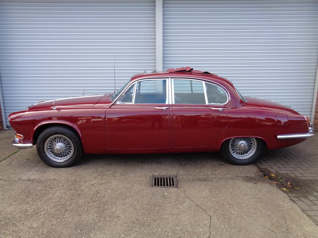 Daimler Sovereign Saloon Red #4
