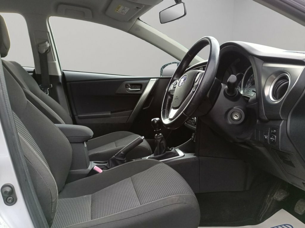 Toyota Auris 1.6 V-matic Icon Hatchback Euro Silver #4
