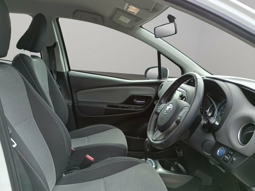 Toyota Yaris Hatchback Red #4