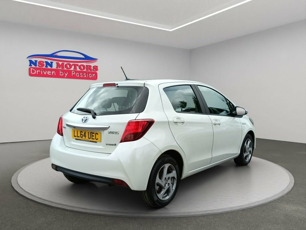 Toyota Yaris Hatchback Red #10