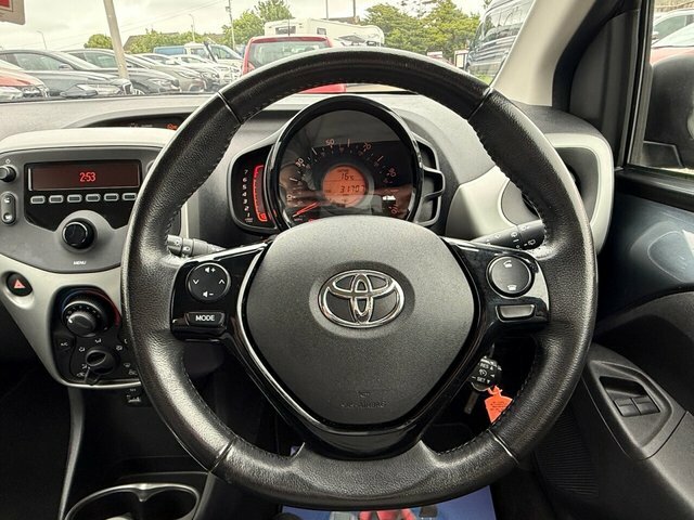 Toyota Aygo Vvt-i X-play Hatchback CU67ZCY Grey #6
