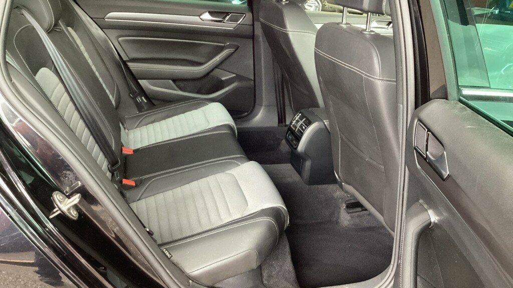 Volkswagen Passat Saloon Silver #23