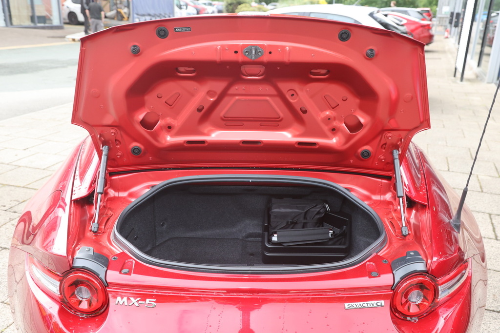 Mazda MX-5 1.5 132 Exclusive-line Red #4