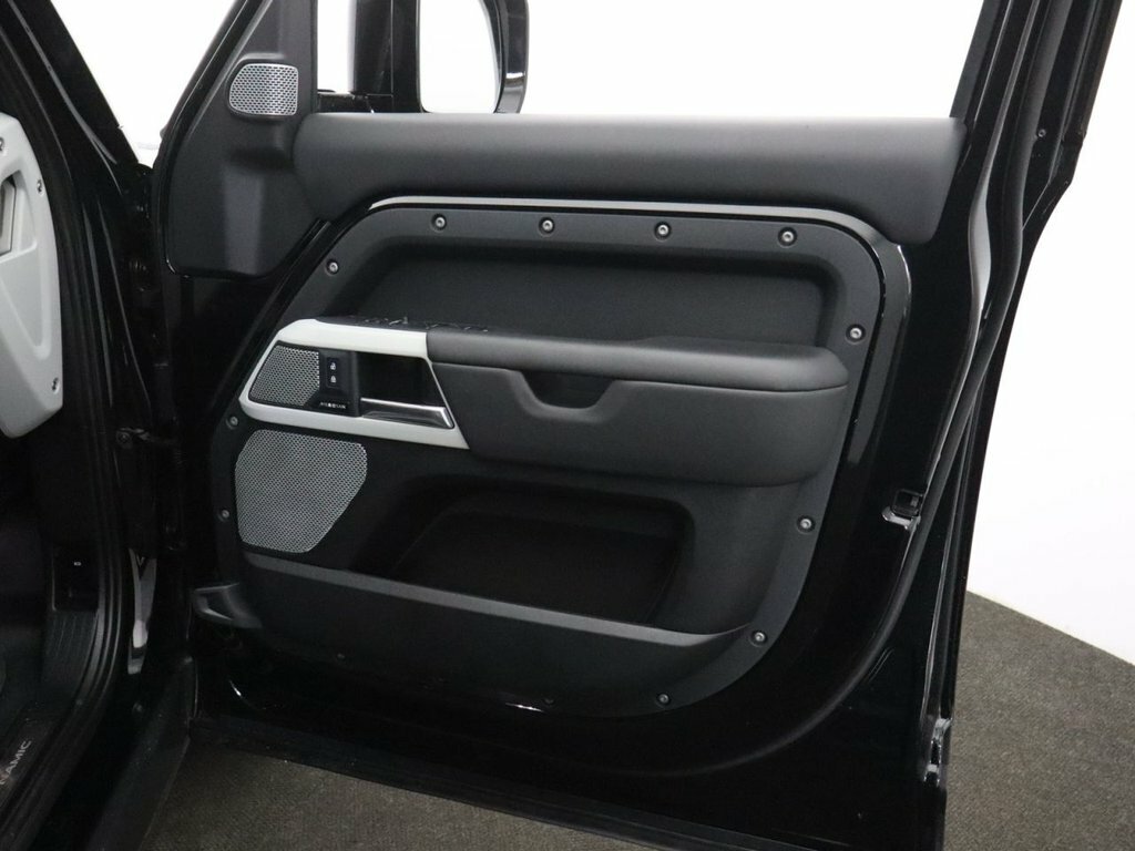 Land Rover Defender 130 3.0 D300 X-dynamic Hse 130 8 Seat Estat Black #54