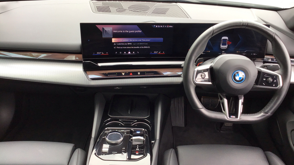 BMW i5 Saloon White #4