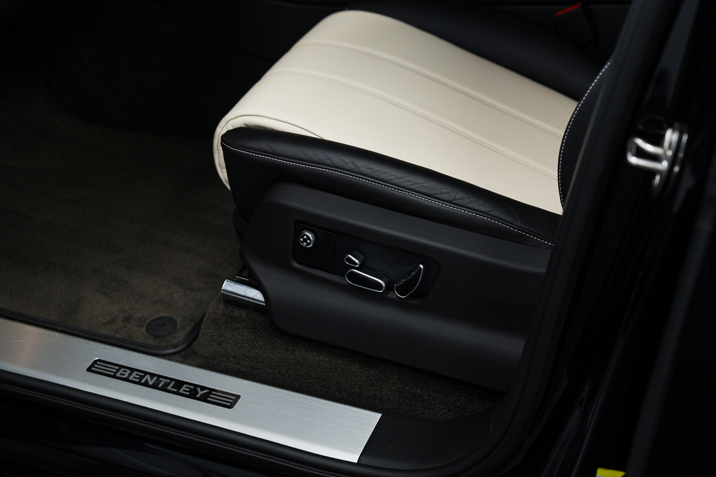 Bentley Bentayga 6.0 W12 Black #56