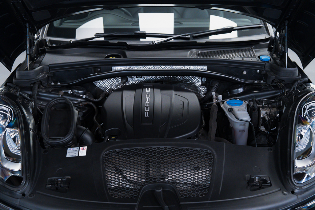 Porsche Macan 2L Null Black #64