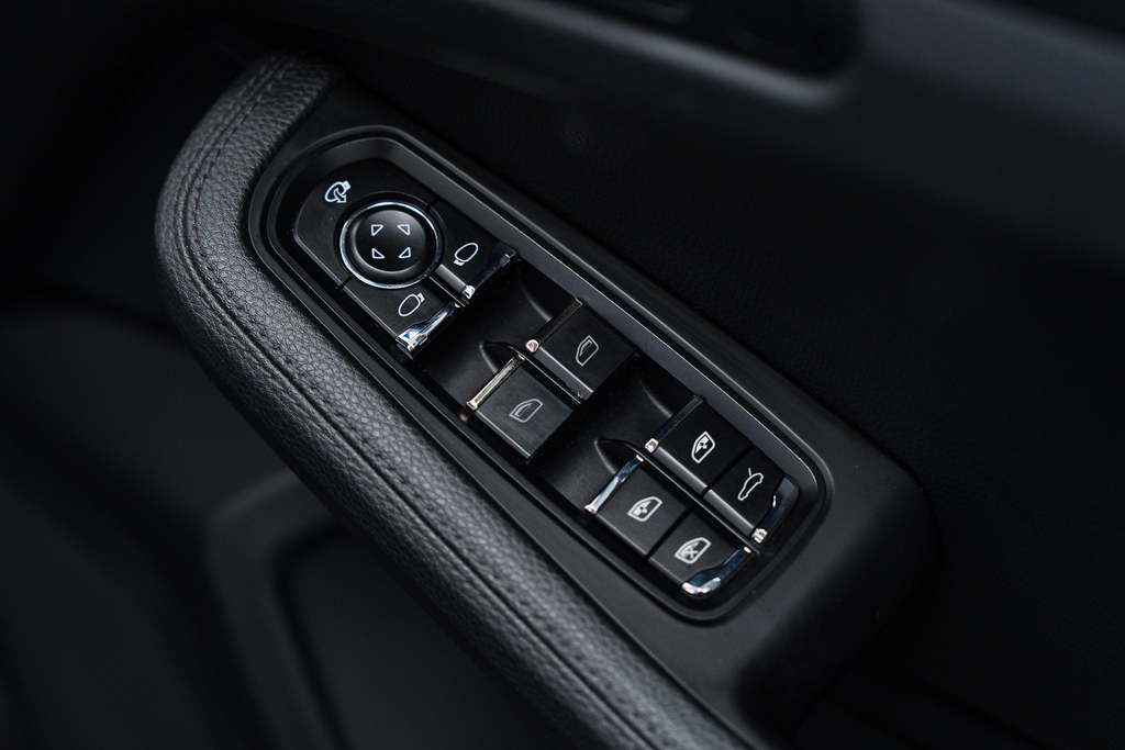 Porsche Macan 2L Null Black #37